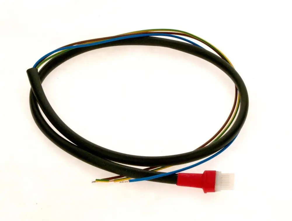 Kabel mit mehreren elektrischen Leitungen, die in einer schwarzen Isolierung gehalten sind, mit einem roten Stecker am Ende. Hersteller ist Bosch.
